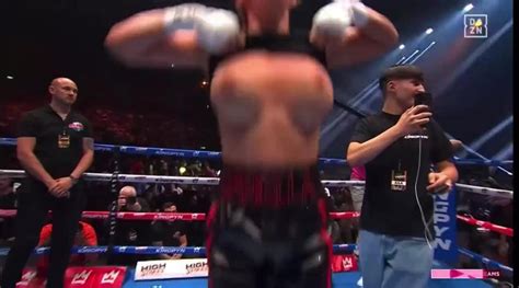 boxing girl flashes crowd after win|Daniella Hemsley flashes crowd after Kingpyn Boxing。